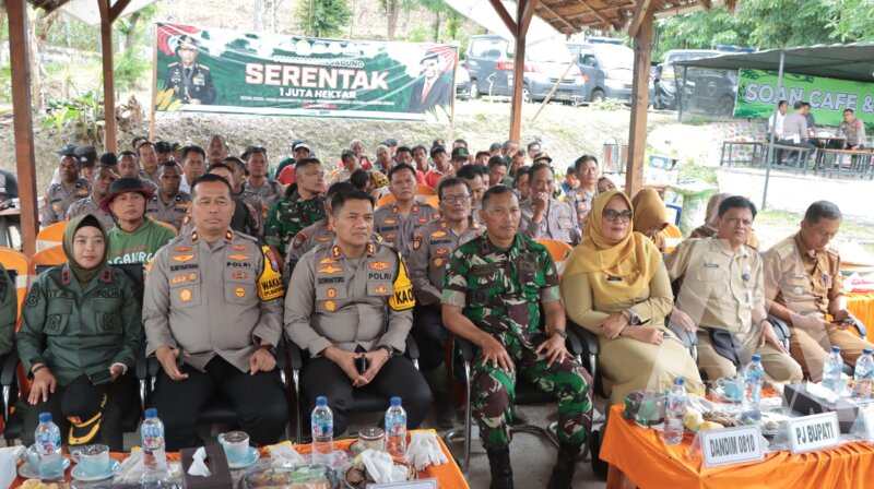Kapolres Nganjuk AKBP Siswantoro hadiri penanaman Jagung