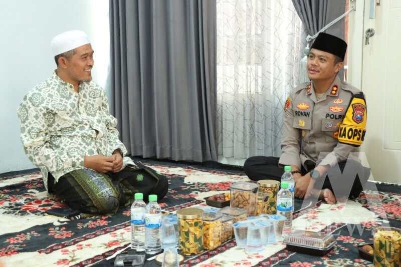 Kapolres Gresik AKBP Rovan Richard Mahenu silaturahmi ke Ponpes Mambaus Sholihin