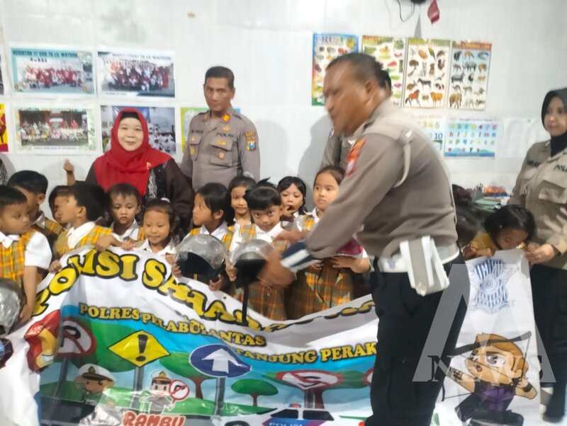 Satlantas Polres Tanjung Perak sosialisasi ke TK Lil Wathon Surabaya