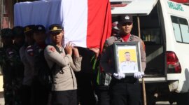 Jenazah Bripka Anumerta Ronald M. Enok diterbangkan ke Jayapura