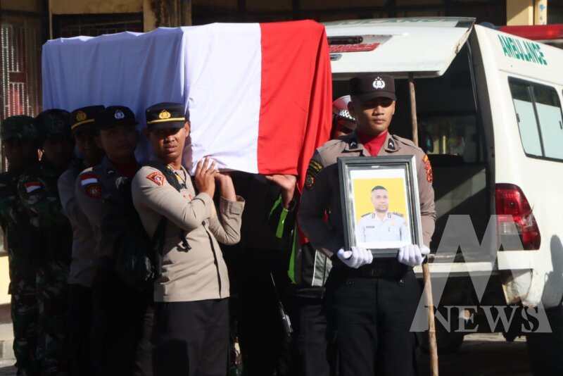 Jenazah Bripka Anumerta Ronald M. Enok diterbangkan ke Jayapura