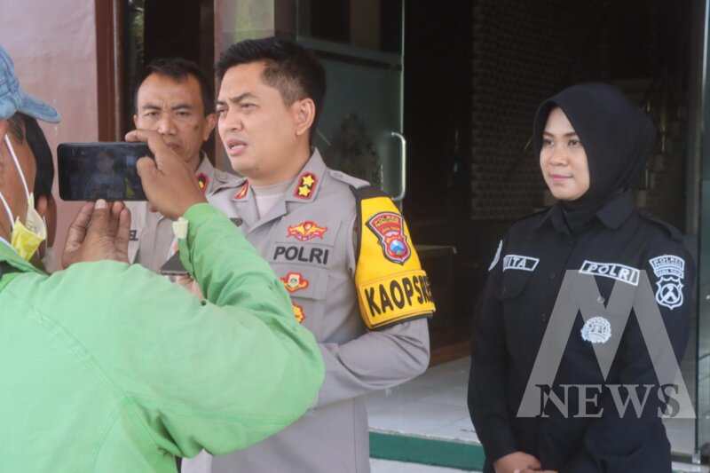 Kapolres Probolinggo AKBP Wisnu Wardana didampingi Kasihumas Polres Probolinggo Iptu Vita