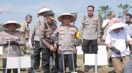 Kapolda Jatim Irjen Pol Drs. Imam Sugianto saat tanam Jagung di Blitar