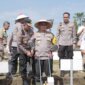 Kapolda Jatim Irjen Pol Drs. Imam Sugianto saat tanam Jagung di Blitar