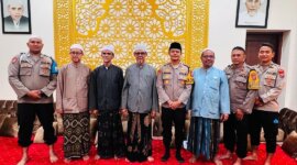 Kapolres Gresik AKBP Rovan Richard Mahenu kunjungan ke Habib Abu Bakar Bin Muhammad Bin Umar Assegaf