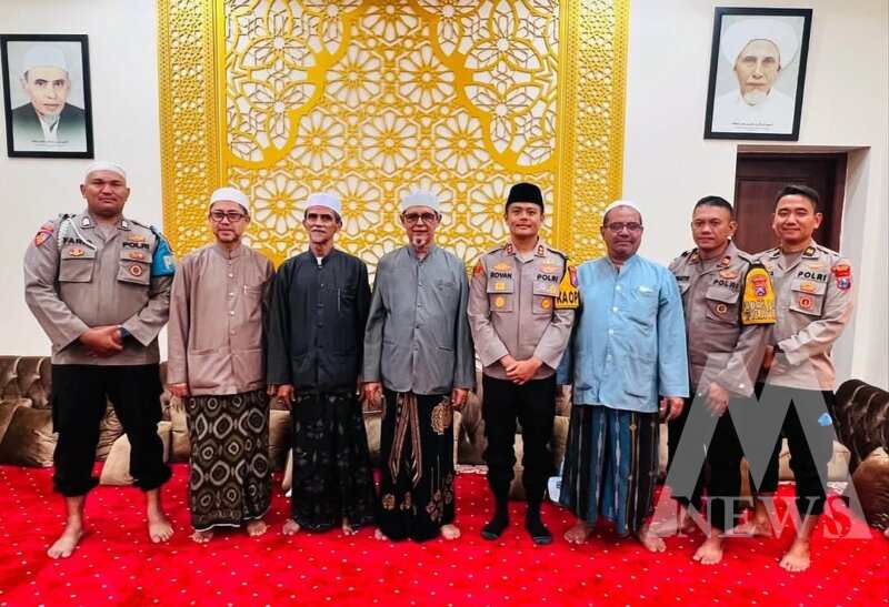 Kapolres Gresik AKBP Rovan Richard Mahenu kunjungan ke Habib Abu Bakar Bin Muhammad Bin Umar Assegaf
