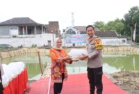 Kapolres Bojonegoro AKBP Mario Prahatinto saat tebar benih ikan