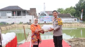 Kapolres Bojonegoro AKBP Mario Prahatinto saat tebar benih ikan