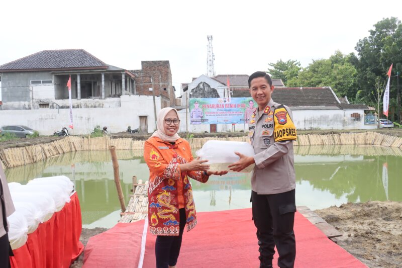 Kapolres Bojonegoro AKBP Mario Prahatinto saat tebar benih ikan