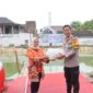 Kapolres Bojonegoro AKBP Mario Prahatinto saat tebar benih ikan