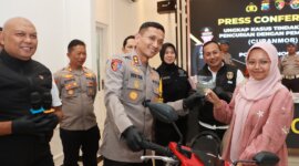 Kapolres Ponorogo AKBP Andin Wisnu Sudibyo kembalikan motor korban