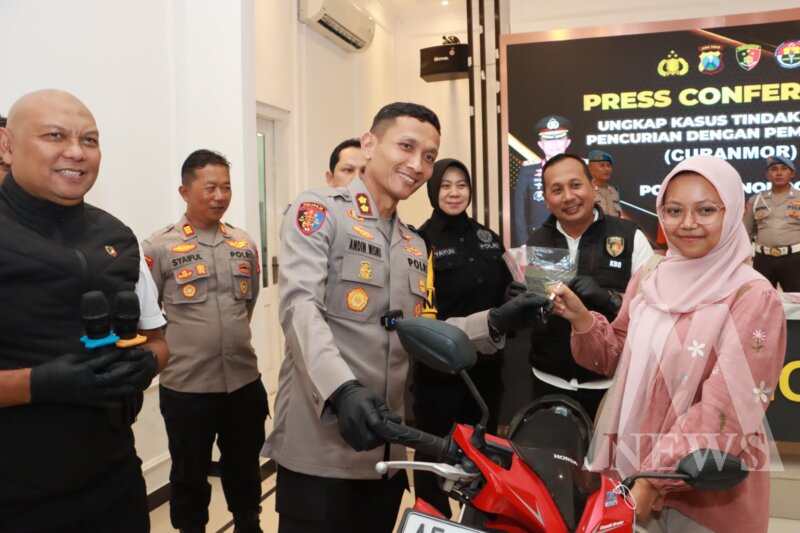 Kapolres Ponorogo AKBP Andin Wisnu Sudibyo kembalikan motor korban