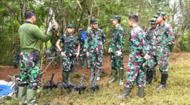 Danpuslatdiksarmil Kolonel Laut (P) Musleh Yadi didampingi Danpuslatmar Kolonel Marinir Yudi Asmar
