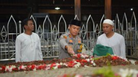 Kapolres Gresik AKBP Rovan Richard Mahenu ziarah makam