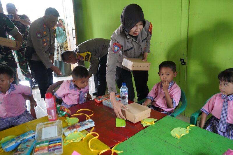 Polres Probolinggo berbagi makanan bergizi