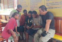 Wakaops Damai Cartenz Kombespol Adarma Sinaga bersama anak-anak di Mapolres Yalimo