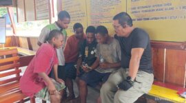 Wakaops Damai Cartenz Kombespol Adarma Sinaga bersama anak-anak di Mapolres Yalimo