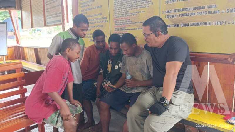 Wakaops Damai Cartenz Kombespol Adarma Sinaga bersama anak-anak di Mapolres Yalimo