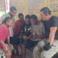 Wakaops Damai Cartenz Kombespol Adarma Sinaga bersama anak-anak di Mapolres Yalimo