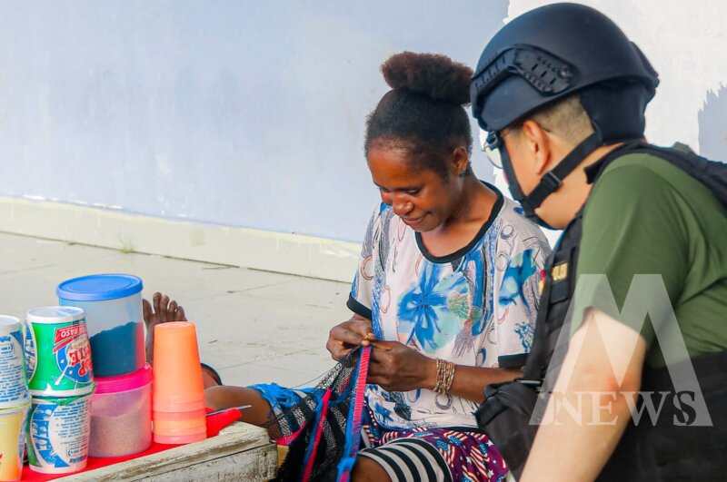 Kasatgas Humas Operasi Damai Cartenz Kombespol Yusuf Sutejo sapa masyarakat Yalimo