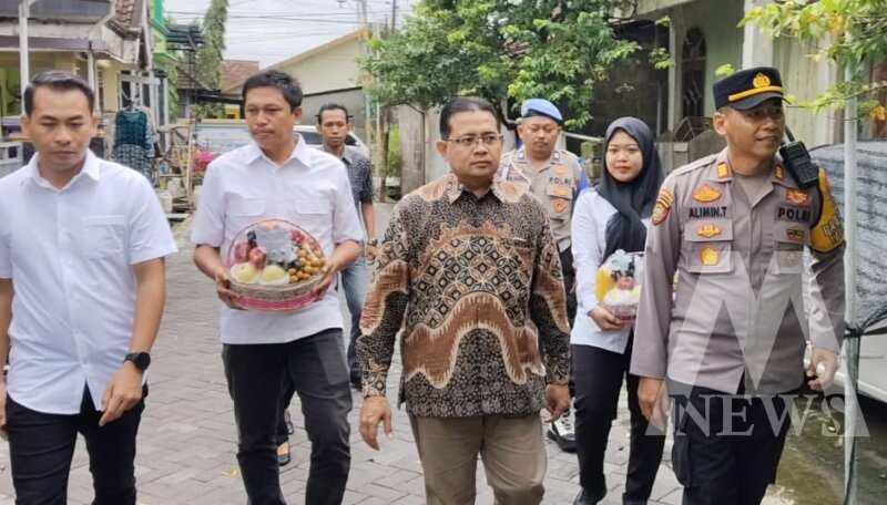 Kapolsek Benjeng AKP Alimin Tunggal kunjungi kediaman korban percobaan bunuh diri