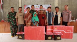 Kapolres Ponorogo AKBP Andin Wisnu Sudibyo dan Dandim 0802 Letkol Inf Dwi Soerjono bersama warga