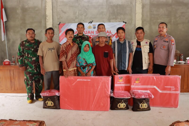 Kapolres Ponorogo AKBP Andin Wisnu Sudibyo dan Dandim 0802 Letkol Inf Dwi Soerjono bersama warga