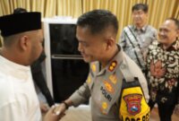 Kapolres Gresik AKBP Rovan Richard Mahenu bersama Bupati Gresik Gus Yani