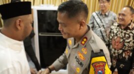 Kapolres Gresik AKBP Rovan Richard Mahenu bersama Bupati Gresik Gus Yani