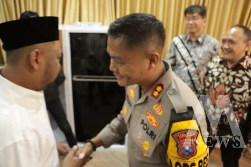 Kapolres Gresik AKBP Rovan Richard Mahenu bersama Bupati Gresik Gus Yani