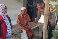 Bhabinkamtibmas Polsek Gondang Bantu Evakuasi ODGJ Resahkan Warga