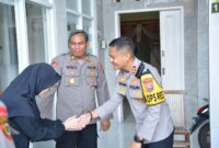 Kapolres Gresik AKBP Rovan Richard Mahenu anjangsana ke anggota yang sakit