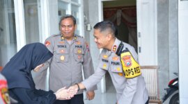Kapolres Gresik AKBP Rovan Richard Mahenu anjangsana ke anggota yang sakit