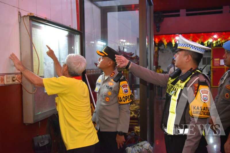 Kapolres Gresik AKBP Rovan Richard Mahenu kunjungi Klenteng Kim Hin Kiong