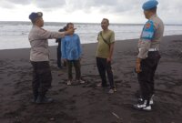 Polres Jember lakukan pengamanan di tempat wisata pantai