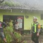 Satlantas Polres Gresik evakuasi pohon tumbang
