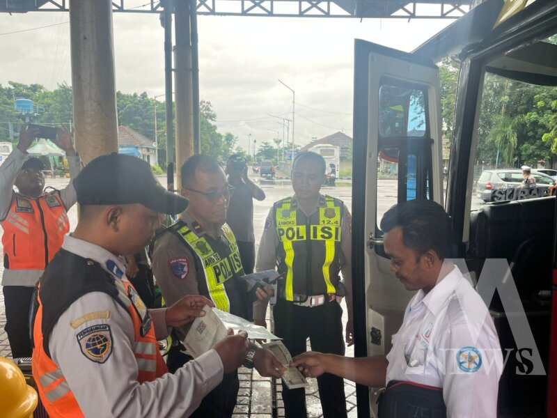 Satlantas Polres Gresik Patroli Kamseltibcarlantas
