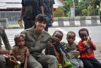 Briptu Yoga Yandika dan Bripda Annisa Mahardika berbagi susu kotak