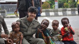 Briptu Yoga Yandika dan Bripda Annisa Mahardika berbagi susu kotak