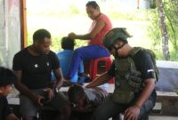 Bripda Muhammad Adharmansyah Rumakat saat berinteraksi dengan warga