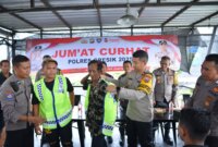 Wakapolres Gresik Kompol Danu Anindhita Kuncoro Putro sematkan rompi