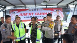 Wakapolres Gresik Kompol Danu Anindhita Kuncoro Putro sematkan rompi