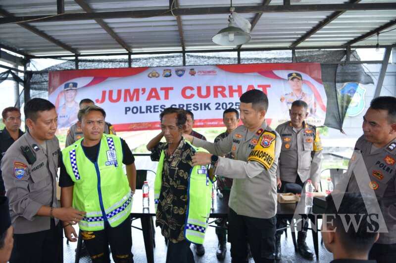 Wakapolres Gresik Kompol Danu Anindhita Kuncoro Putro sematkan rompi