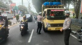 Satlantas Polres Gresik tindak kendaraan yang langgar jam operasional