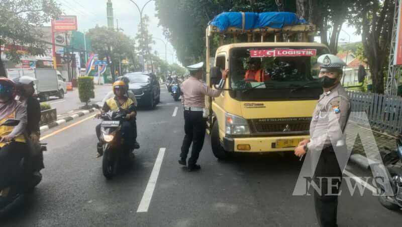 Satlantas Polres Gresik tindak kendaraan yang langgar jam operasional