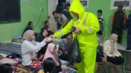 TNI Polri dan BPBD evakuasi korban pergeseran tanah