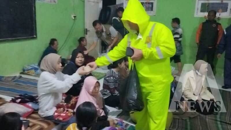 TNI Polri dan BPBD evakuasi korban pergeseran tanah