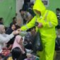 TNI Polri dan BPBD evakuasi korban pergeseran tanah