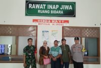 Polsek Warujayeng dan perangkat desa antar ODGJ ke RSU Caruban