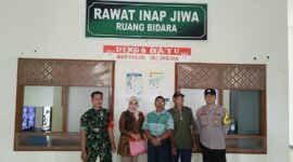Polsek Warujayeng dan perangkat desa antar ODGJ ke RSU Caruban